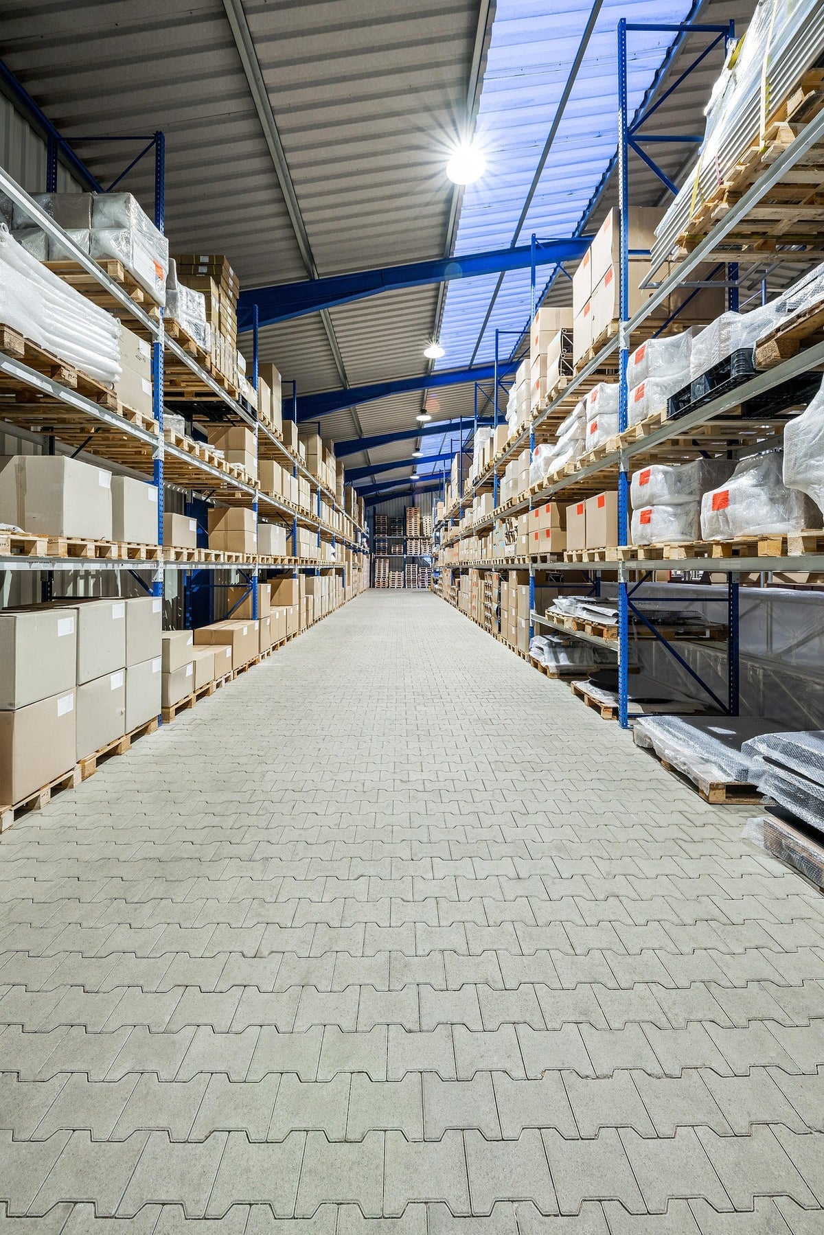 Lagerhalle mit Paletten und Baumaterial